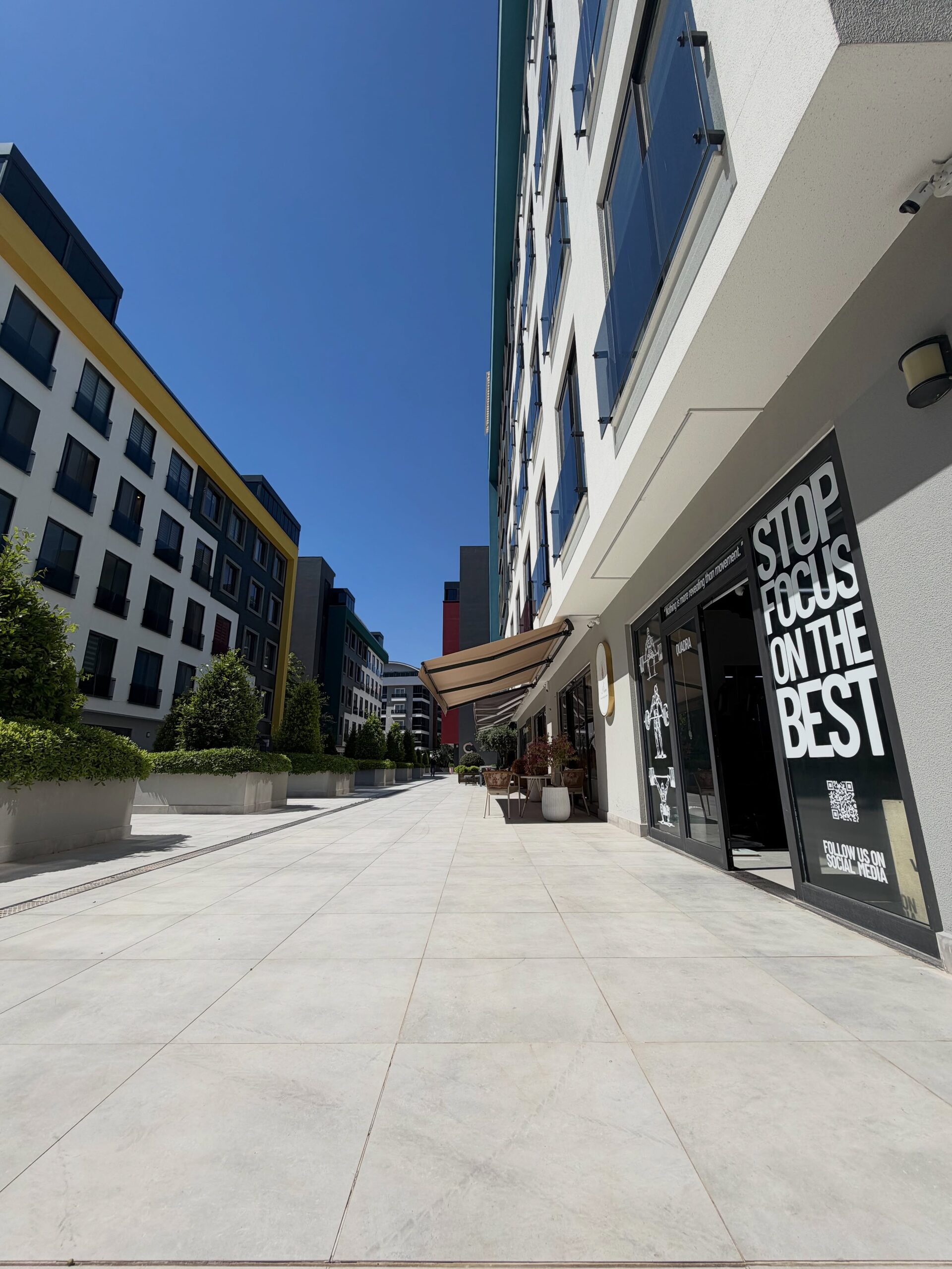 Quadra Academy salonuna ulaşan açık geçiş