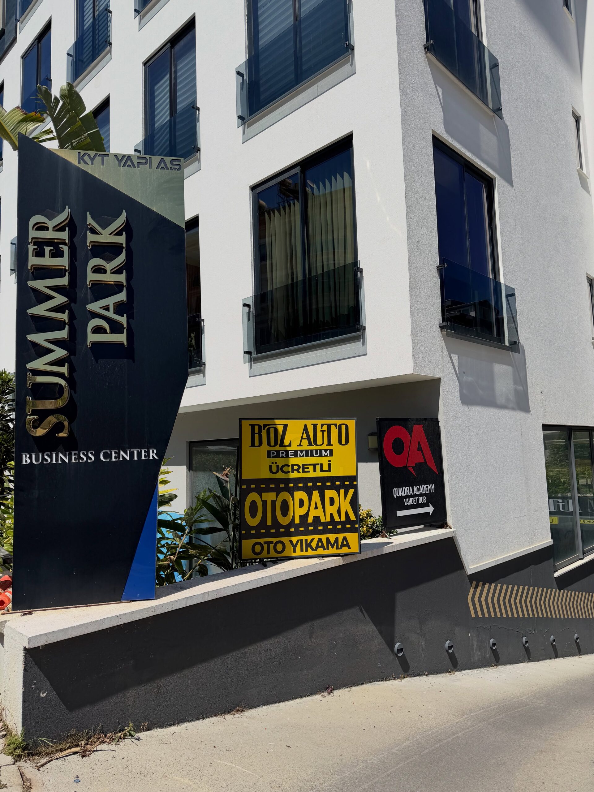 Quadra Academy'nin bulunduğu bina ve giriş tabelası